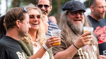 Festivalpublikum med øl på Hove Rock 2025