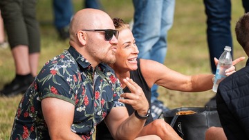 Par i blomsterskjorte på Hove Rock 2025
