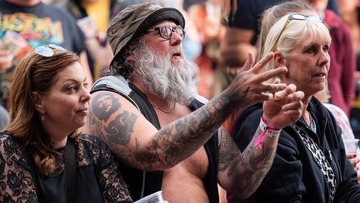 Tatovert tilskuer på Hove Rock 2025