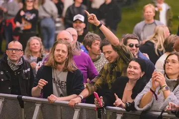 Publikum langs gjerdet foran scenen på Hove Rock 2026