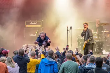 Stagedive ut i publikum på Hove Rock 2026