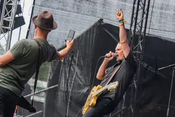 To musikere på scenen på Hove Rock 2026