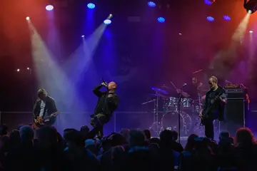 Band i blått scenelys på Hove Rock 2026