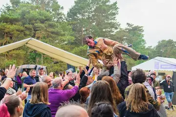 Crowdsurfing over publikum på Hove Rock 2026