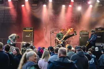 Band i rødt scenelys på Hove Rock 2026