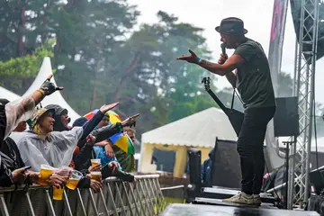 Vokalist på scenekanten møter publikum i regnet på Hove Rock 2026