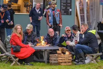 Festivalgjester samlet rundt bålpannen på Hove Rock 2026